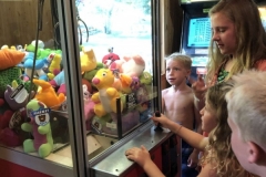 Kiralyn-playing-the-claw-machine-with-crowd